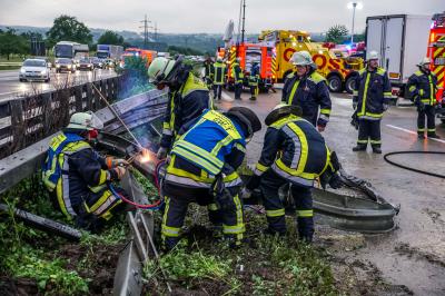 Oberboihingen: A8 - Sattelzug kollidiert bei Starkregen mit Pkw - LKW Fahrer wird auf Gegenfahrbahn geschleudert und lebensgefaehrlich verletzt